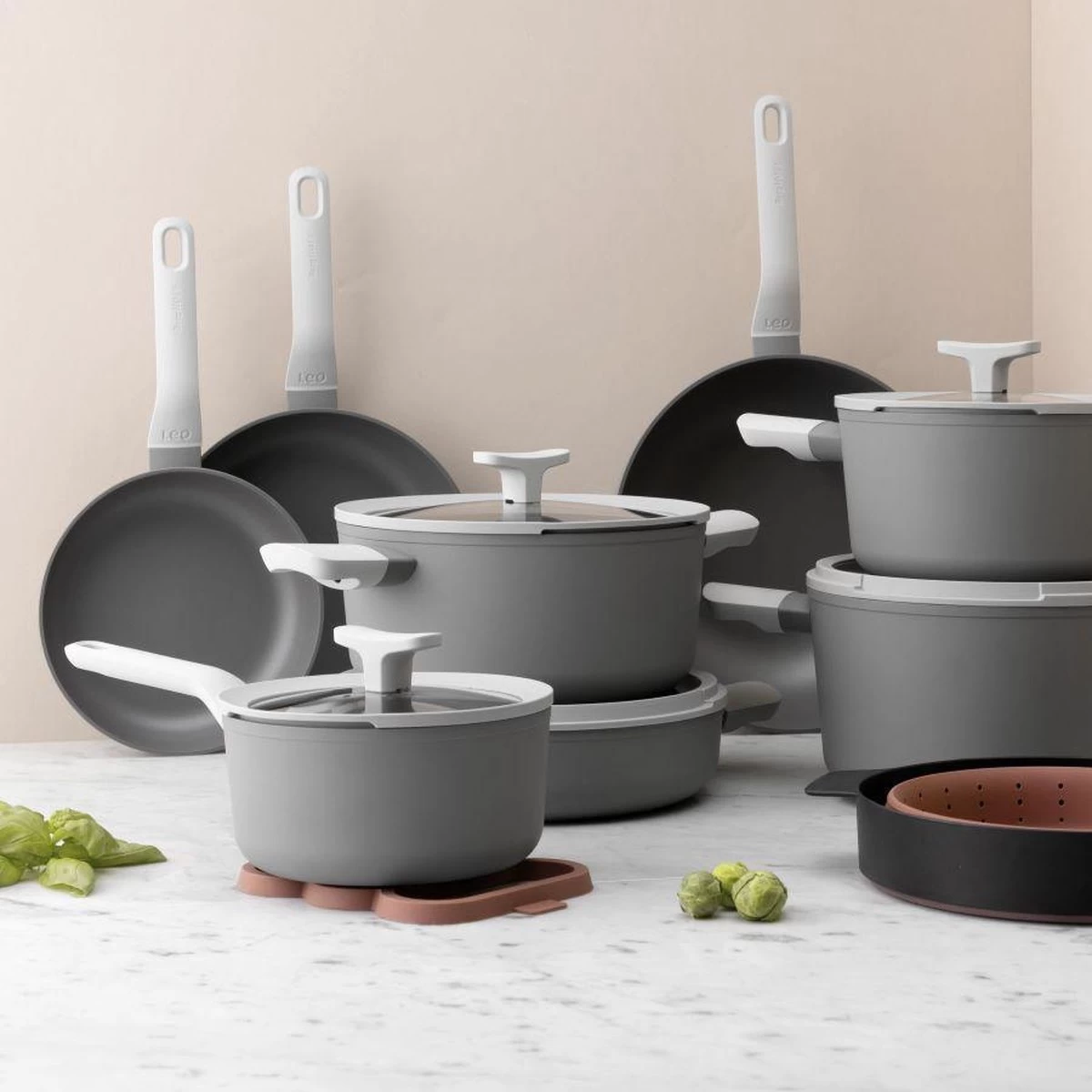 BergHOFF Leo Hapjespan Stone - 28 Cm - Met Glazen Deksel 4 BergHOFF Leo Hapjespan Stone - 28 Cm - Met Glazen Deksel - Afbeelding 4