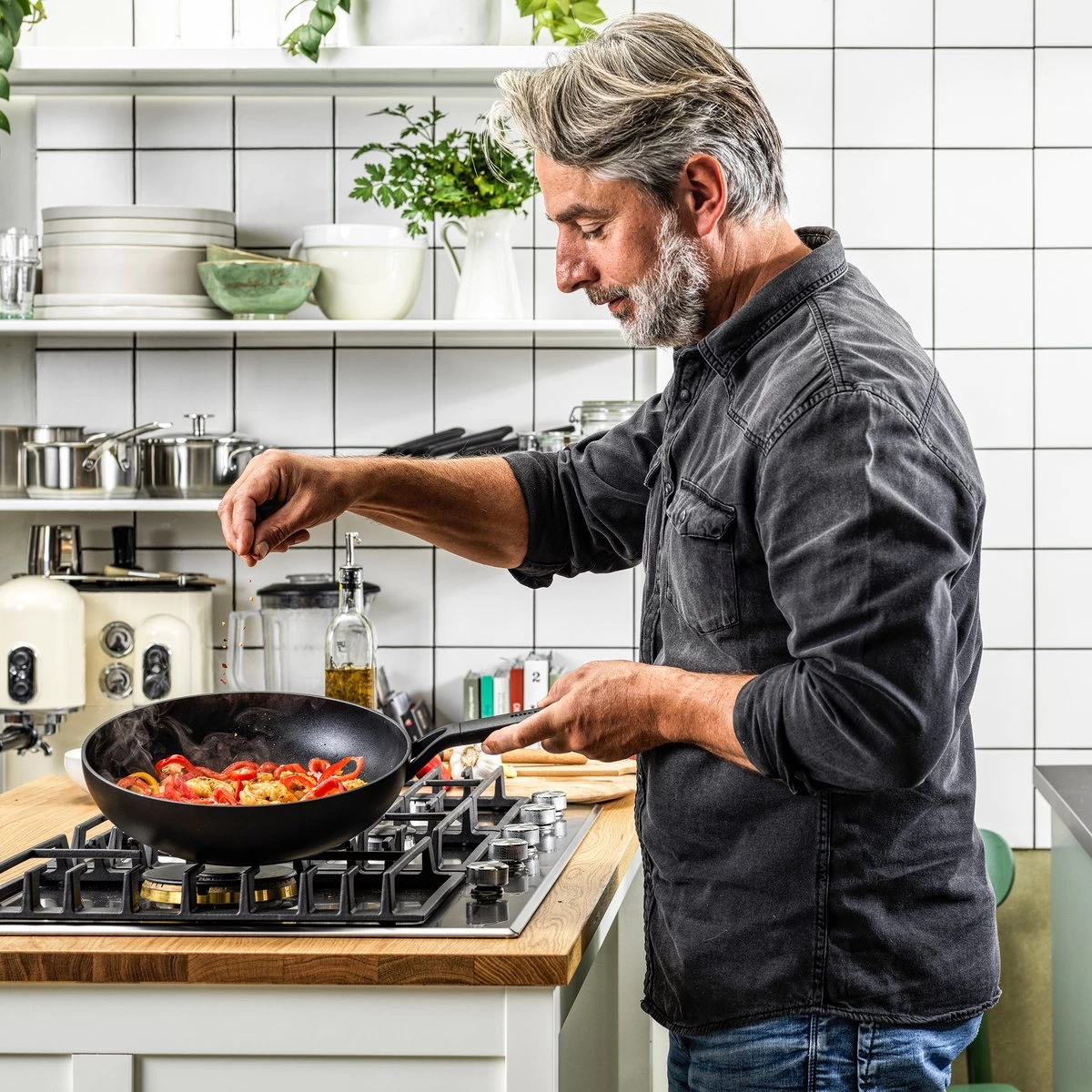 KitchenAid Classic Forged Aluminium Wok ø28cm - Zwart - Inductie - Anti-aanbak 2 KitchenAid Classic Forged Aluminium Wok ø28cm - Zwart - Inductie - Anti-aanbak - Afbeelding 2