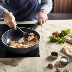 Demeyere Alu Classico 3 Wokpan – Inductie – Ceraforce Keramische Antikleeflaag – 28 Cm – PTFE En PFAS Vrij -Aanbiedingen Tefal Winkel 1200x1200 197