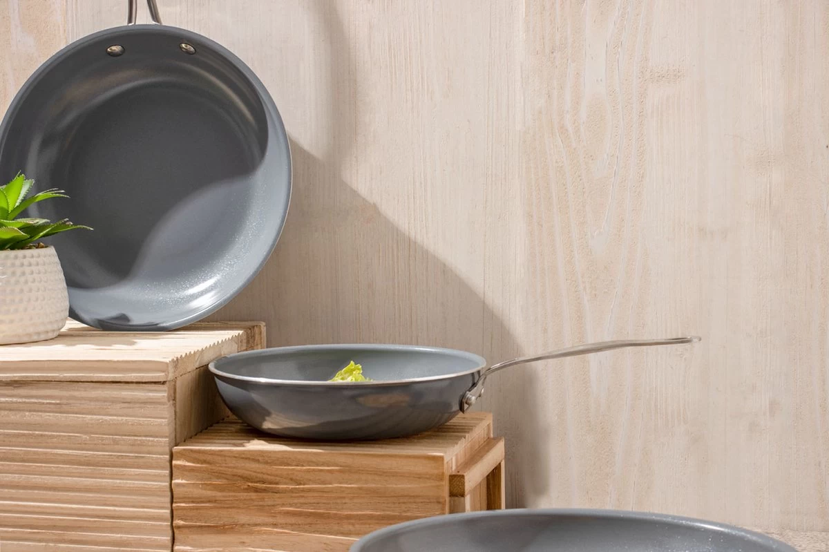 Swiss Pro+ - Koekenpannenset - 3 Delig - Keramisch - Inductie - Milieuvriendelijk - PFAS - PFOA Vrij - Sapphire Green 13 Swiss Pro+ - Koekenpannenset - 3 Delig - Keramisch - Inductie - Milieuvriendelijk - PFAS - PFOA Vrij - Sapphire Green - Afbeelding 13