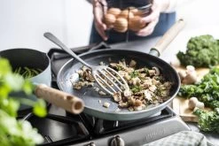 GreenPan Mayflower Koekenpannenset Ø 20cm + Ø 24cm + 1 Accessoire - Lichtblauw - Inductie - PFAS-vrij 23 GreenPan Mayflower Koekenpannenset Ø 20cm + Ø 24cm + 1 Accessoire - Lichtblauw - Inductie - PFAS-vrij -Aanbiedingen Tefal Winkel 1200x800 91