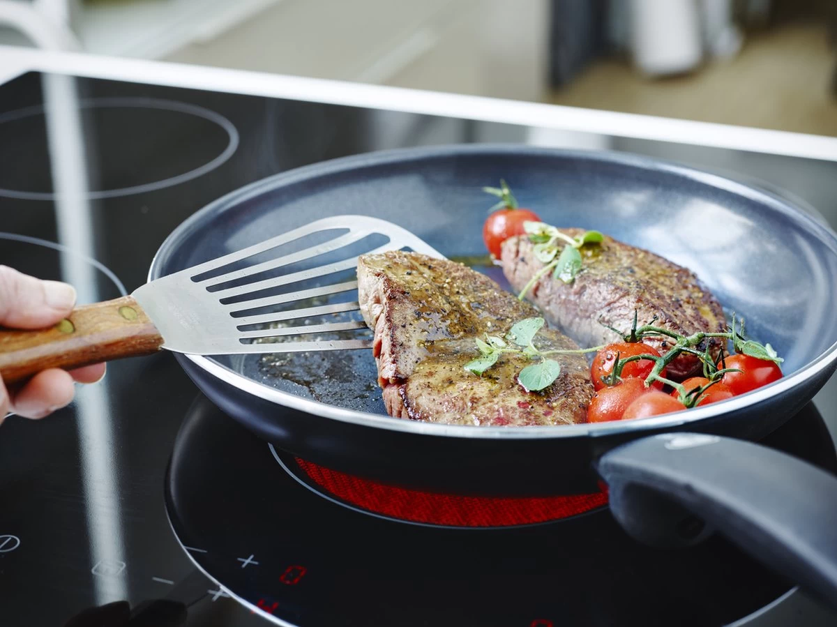 GreenPan Cambridge Hapjespan Met Deksel 28cm - Zwart - Inductie - PFAS-vrij 14 GreenPan Cambridge Hapjespan Met Deksel 28cm - Zwart - Inductie - PFAS-vrij - Afbeelding 14