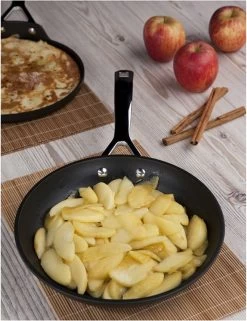 Le Creuset Koekenpan Les Forgées TNS - ø 28 Cm - Standaard Anti-aanbaklaag -Aanbiedingen Tefal Winkel 923x1200